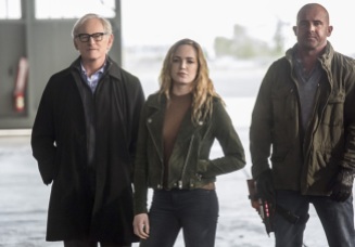 The Flash -- "Invasion!" -- Image FLA308b_0132b.jpg -- Pictured (L-R): Victor Garber as Professor Martin Stein, Caity Lotz as Sara Lance/White Canary and Dominic Purcell as Mick Rory/Heat Wave -- Photo: Dean Buscher/The CW -- ÃÂ© 2016 The CW Network, LLC. All rights reserved.
